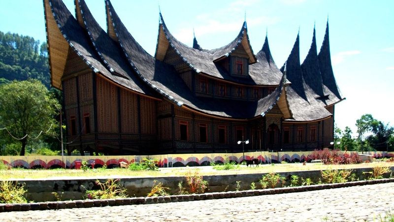 Selain Lombok, muncul dua provinsi lagi yang juga maju dalam pariwisata halalnya, dua provinsi itu adalah Aceh dan Sumatera Barat.