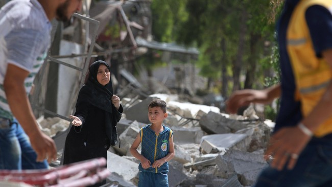 Warga Suriah di Kota Aleppo menerima pesan berantai yang memperingatkan untuk segera melarikan diri menyusul adanya isu serangan bombardir wilayah itu.