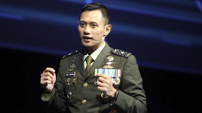 Panglima TNI Jenderal Gatot Nurmantyo mengaku telah mempersiapkan Agus Yudhoyono menjadi pimpinan masa depan institusi militer Indonesia.