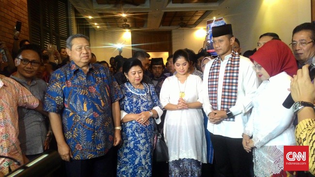 Tak ada anggota keluarga Yudhoyono yang berucap satu katapun saat mengantar Agus Harimurti ke KPUD guna bertarung di dunia politik yang belum pernah dipijaknya.