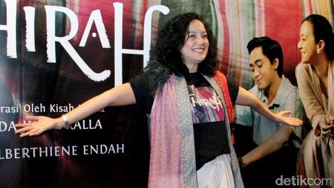Cut Mini meraih penghargaan Pemeran Utama Wanita Terbaik Festival Film Indonesia 2016 berkat perannya dalam film Athirah.
