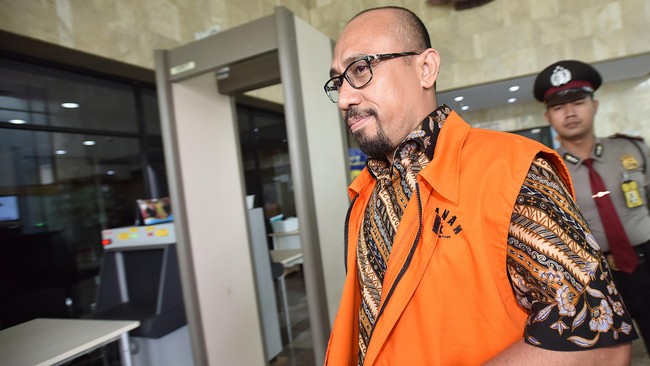 Mantan anggota Komisi V DPR dari Fraksi PAN, Andi Taufan Tiro, menghadapi vonis majelis hakim Pengadilan Tindak Pidana Korupsi Jakarta hari ini.