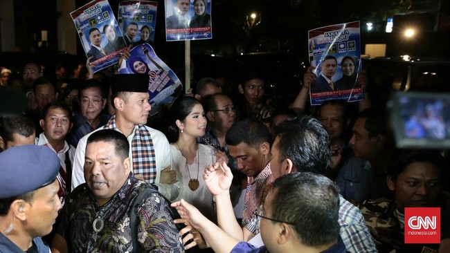 Sekitar 800 kursi disiapkan untuk menampung orang yang ingin menyaksikan debat. Tim juga akan menyewa biduan untuk menghibur warga yang ikut nonton bareng.