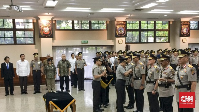 Ketua Presidium Indonesian Police Watch (IPW) menilai banyak jenderal polisi yang menganggur karena terlalu banyak sehingga Polri sulit berbenah.
