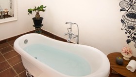Tips Pramugari: Langsung Taruh Koper di Bathtub Saat Masuk Kamar Hotel