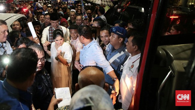 Agus Harimurti dan Sylviana Murni dilepas DPP Partai Demokrat menuju Komisi Pemilihan Umum Daerah untuk mendaftarkan diri dalam Pilkada DKI 2017.