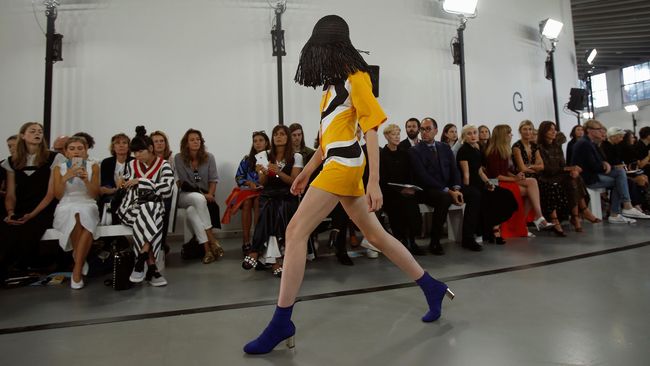 Untuk menghadirkan kemewahan dalam koleksi terbarunya, rumah mode Emilio Pucci menghadirkan topi besar yang berbentuk seperti wig penyanyi Sia.