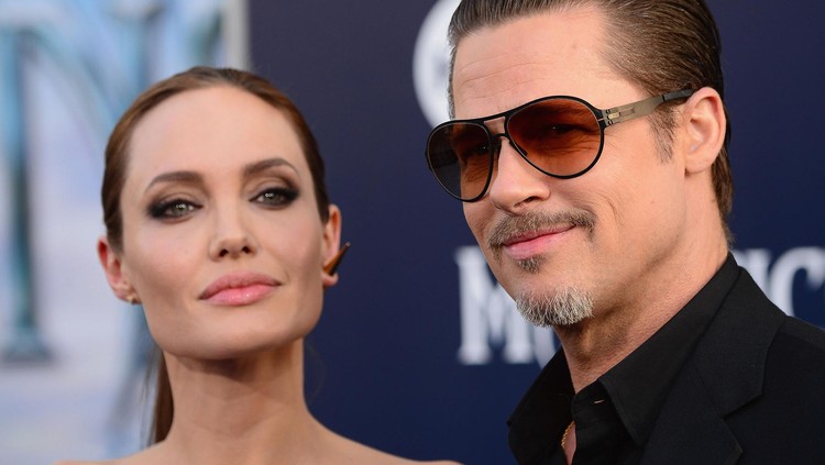 Angelina Jolie dan Brad Pitt Bersatu Demi Anak-anaknya yang Dioperasi Mantan pasangan Hollywood yang telah berpisah sejak 2016, Angelina Jolie dan Brad Pitt dipersatukan lagi demi anak-anaknya yang jalani operasi.