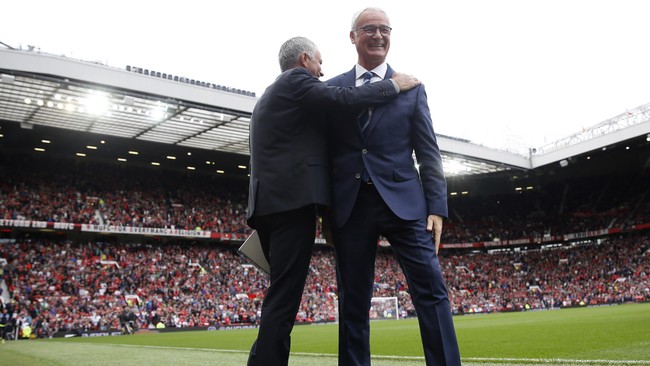 Manchester United menggebuk Leicester City 4-1 di Stadion Old Trafford. Tiga gol babak pertama di antaranya dilesakkan lewat umpan sepak pojok.