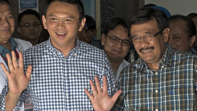 Ahok dan Djarot memilih menyelesaikan pekerjaan sebagai gubernur dan wakil gubernur Jakarta. Keduanya baru akan keluar malam ini menemui pendukung.