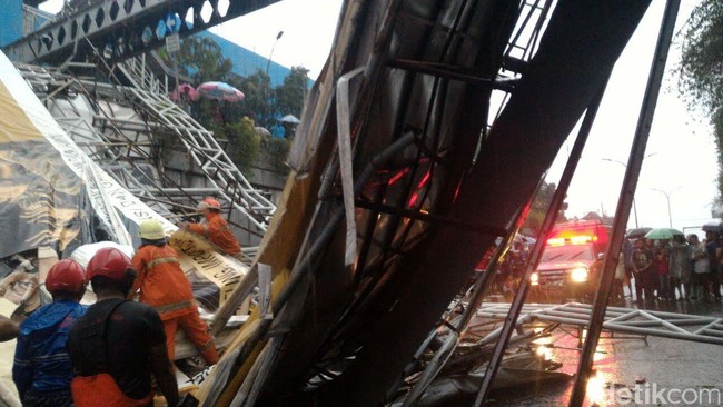 Jembatan penyeberangan di Pasar Minggu roboh dan menewaskan tiga orang. Pemprov DKI Jakarta akan mendata dan mengaudit jembatan-jembatan di Jakarta yang usang.
