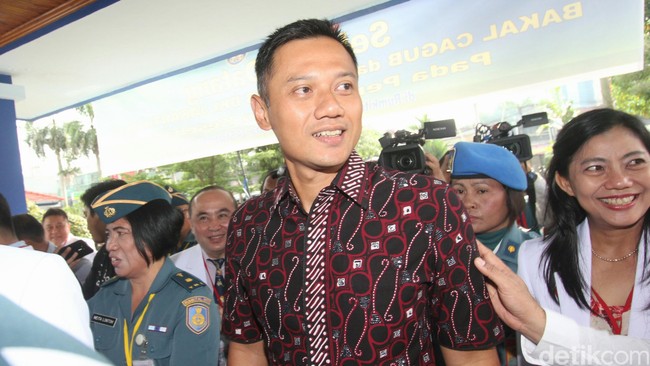 Calon gubernur Jakarta yang diusung Poros Cikeas tampil sedikit berbeda dibandingkan pasangan calon lainnya. Agus tampil lebih rapi.