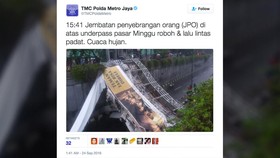 Jembatan Penyeberangan di Pasar Minggu Roboh