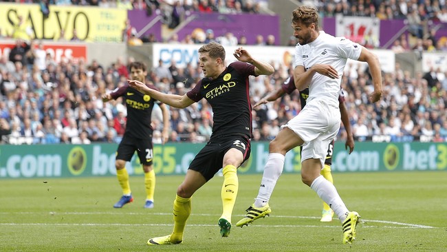 Manchester City sempat membuka gol cepat ke gawang tuan rumah Swansea melalui tendangan Sergio Aguero. Swansea samakan kedudukan berkat gol Fernando Llorente.