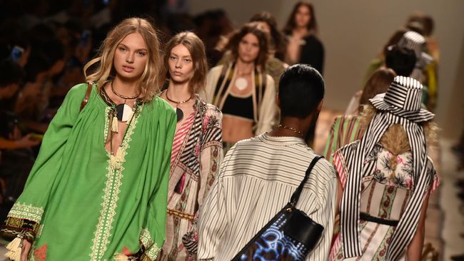 Milan Fashion Week sudah dimulai sejak Selasa (18/2). Ajang pekan mode dunia ini masih dibayangi oleh wabah virus corona atau Covid-19.