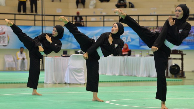 Pesilat putri Bali, Ni Made Dwiyanti, meraih medali emas cabang silat PON 2016 di Graha Laga Satria ITB Jatinangor, Sabtu (24/9), dalam kondisi hamil muda.