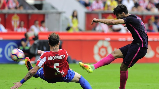 Denis Suarez mempersembahkan assist brilian untuk gol kedua Neymar--sekaligus penutup ke gawang tuan rumah, Sporting Gijon. Dalam laga itu Barca menang 5-0.
