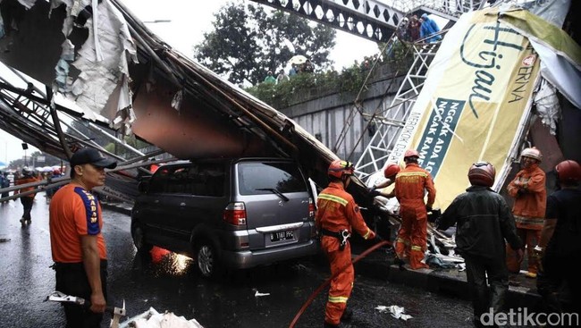 Dalam catatan kepolisian, ada tujuh korban. Dua di antaranya meningal dunia dan lima lainnya dirawat.
