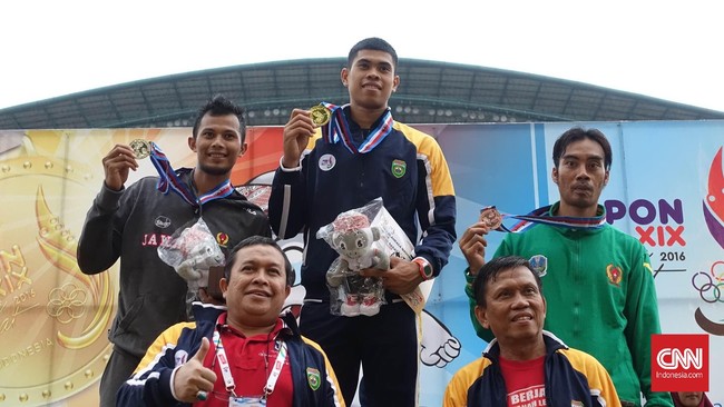 Prajurit TNI berpangkat sersan dua, Rio Maholtra mengukir prestasi gemilang dengan meraih emas nomor lari gawang pada Pekan Olahraga Nasional 2016.