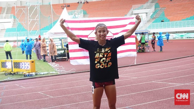 Atlet lari kontingen DKI Emilia Nova berhasil memecahkan rekor nasional lomba lari 100 meter gawang. Emilia memiliki catatan waktu 13,35 detik.