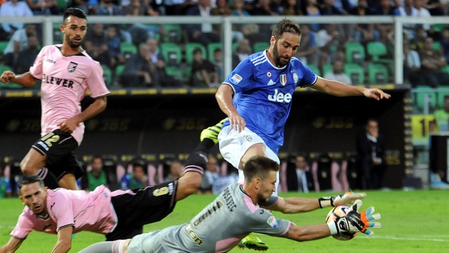 Skuat Juventus berhasil membawa pulang tiga poin dari kandang Palermo berkat gol bunuh diri bek tuan rumah, Edoardo Goldaniga.