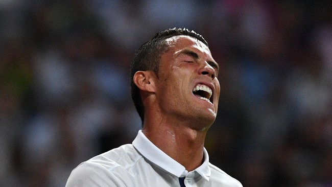 Cristiano Ronaldo menunjukkan kekecewaannya terhadap aksi sebagian pendukung Real Madrid yang mencemooh penampilan timnya usai melawan Eibar.