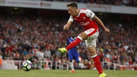 Arsenal Tawarkan Oezil ke Inter dan Juve