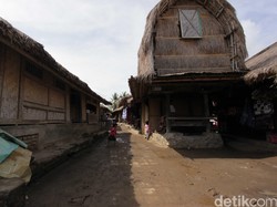Makna Arsitektur Rumah Tradisional di Desa Adat Sade yang Kini Tinggal Puing