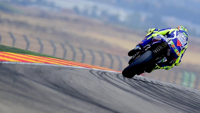 Casey Stoner mengakui kehadiran Valentino Rossi di ajang MotoGP membuat balapan tersebut semakin mendapat sorotan dari publik.