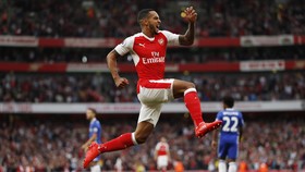 Catatan Menarik UCL: Soal Sundulan Walcott dan Rekor Pique