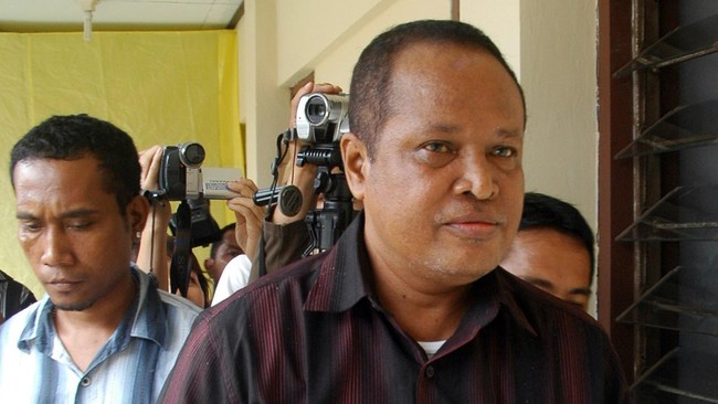Abraham Louhenapessy alias Kapten Bram ialah salah satu bos penyelundup imigran gelap. Untuk jasanya, para pencari suaka harus membayar Rp52 juta-Rp104 juta.