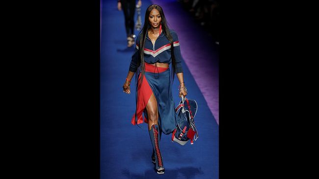 Baju-baju berbahan jersey, gaun berbahan waterproof, gaun mini yang bebas gerah menjadi titik penekanan busana 'masa depan' Versace.