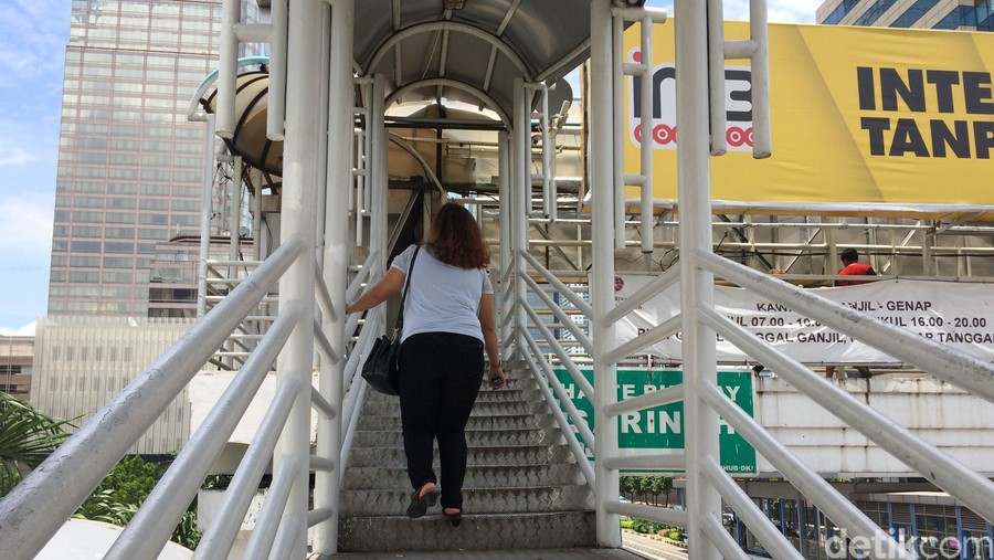 JPO di depan Sarinah&comma; Jakarta Pusat dipenuhi reklame