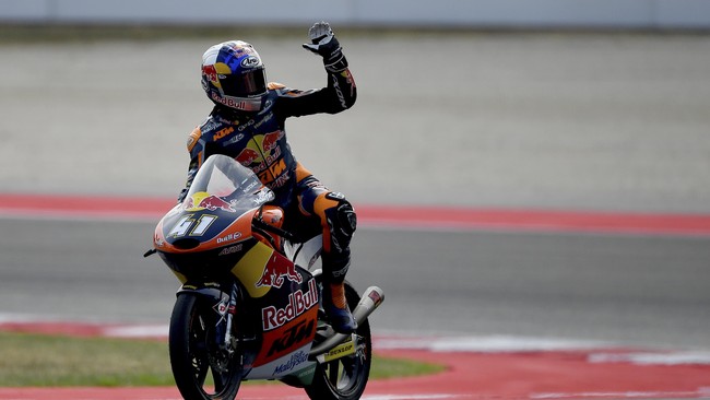 Pebalap Afrika Selatan, Brad Binder sukses menjadi juara dunia Moto3 dengan empat seri tersisa musim ini.