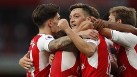 Oezil Abaikan Sindiran Thierry Henry
