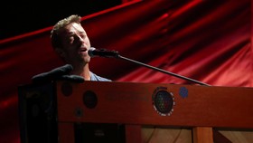 Coldplay Mainkan Lagu Leonard Cohen 'Suzanne' di London