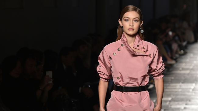 Model Gigi Hadid menjadi salah satu orang yang berpotensi menjadi juri dalam persidangan Harvey Weinstein. Ia pun memenuhi panggilan seleksi di pengadilan.