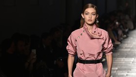 Gigi Hadid Seleksi Jadi Juri di Persidangan Harvey Weinstein