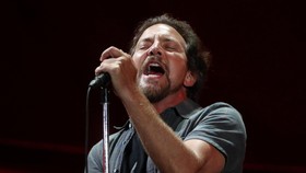 'Jualan'  Wine Terbatas Bantu Tunawisma ala Pearl Jam