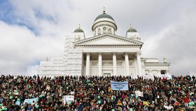 Ribuan Warga Finlandia Memprotes Kelompok Neo Nazi