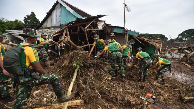 Hingga Ahad sore (25/9), bencana banjir bandang di Garut menewaskan 33 orang, 20 hilang, 35 orang luka-luka, dan 6.361 orang mengungsi.