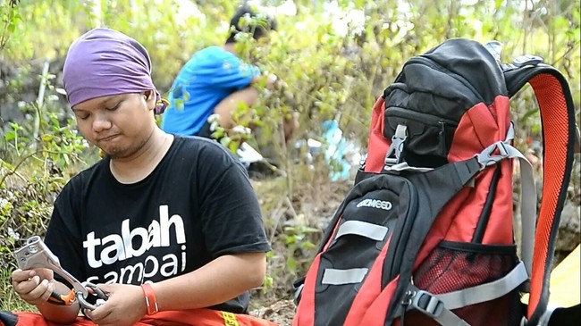 Jatuh dari ketinggian 10 meter membuat tubuh Irfan Ramdhani nyaris lumpuh seluruhnya. Tapi dia tak mau lama-lama terpuruk.