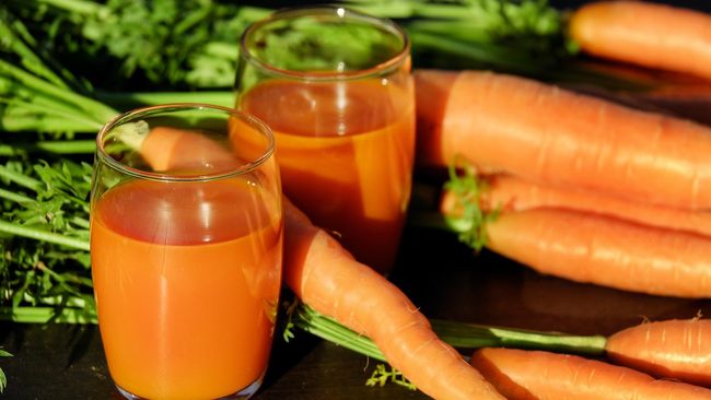 Berapa kali Anda dengar saran mata minus minum jus wortel? Jus wortel yang penuh kandungan vitamin A disebut bisa menurunkan mata minus.