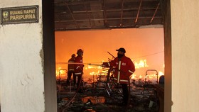 Kerusuhan di Gowa, Kantor DPRD Terbakar