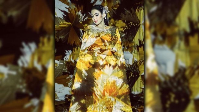 Usai dipuji beberapa waktu lalu, Syahrini akan mengirimkan aksesori rambut rancangan Rinaldy Ayunardi tersebut untuk Paris Hilton.