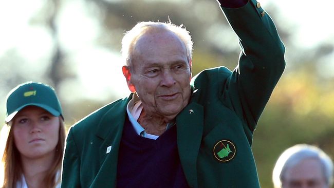 Raja Golf Dunia Arnold Palmer Tutup Usia Arnold Palmer meninggal dunia pada usia 87 tahun saat menunggu operasi jantung di Rumah Sakit Pittsburg, Minggu (25/9) malam waktu setempat.