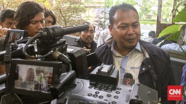 Bicara Laknat Tuhan Terkait Golkar, Azis Dinilai 'Baper' Pernyataan Korbid Partai Golkar Azis Syamsuddin soal laknat Tuhan terkait pencalonan Bamsoet dinilai sebagai bentuk ketakutan dan sikap kekanak-kanakkan.