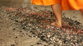 Ritual Balia, Menyembuhkan Sakit dengan Injak Bara Api