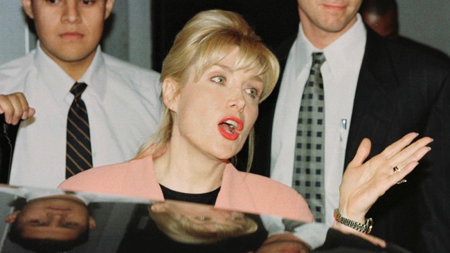 Donald Trump mengancam akan mengundang mantan kekasih Clinton pada era 1970-an, Gennifer Flowers, dalam acara debat pertama capres AS.