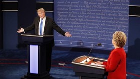 Donald Trump Mengaku Mikrofonnya Rusak saat Debat